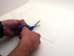 Cut the bubble wrap to size.