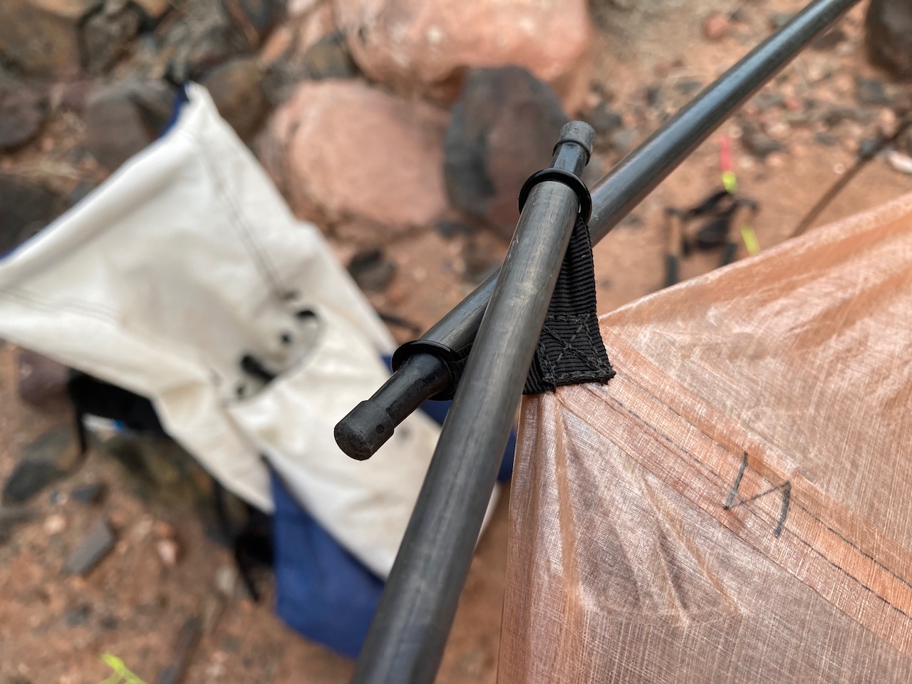 A close-up of the two poles overlapping at the top of the shelter