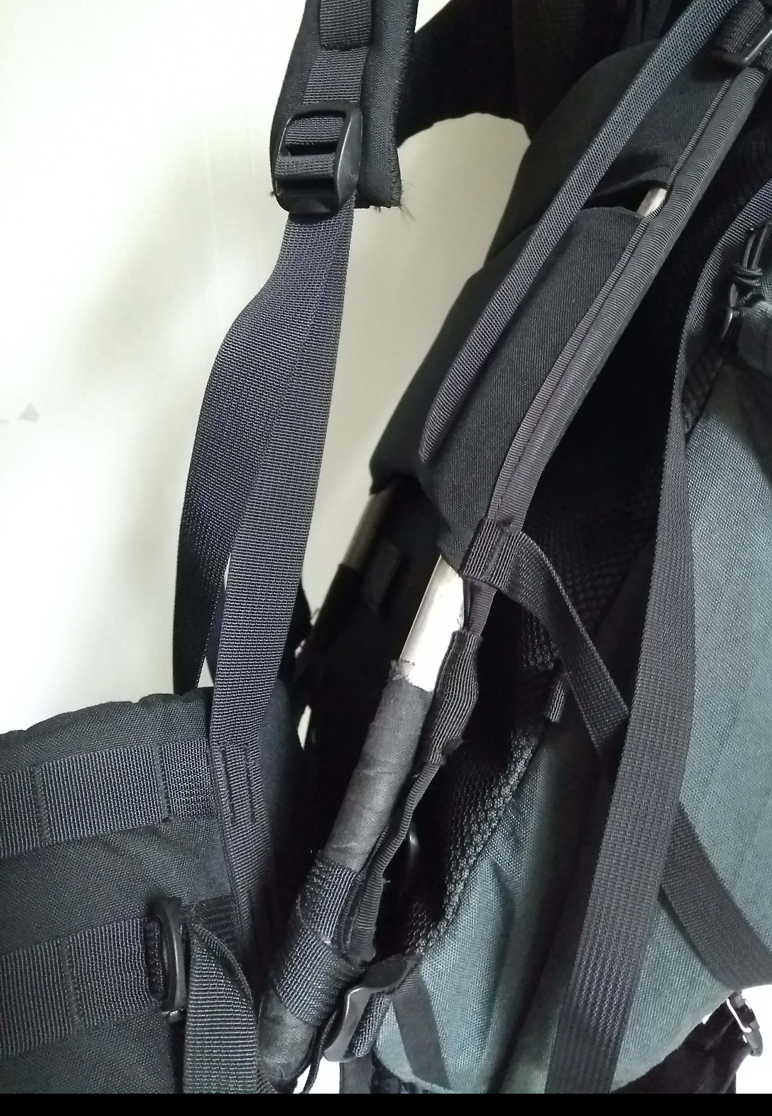 Shoulder straps bottom attachment: on the belt or on the bag ...