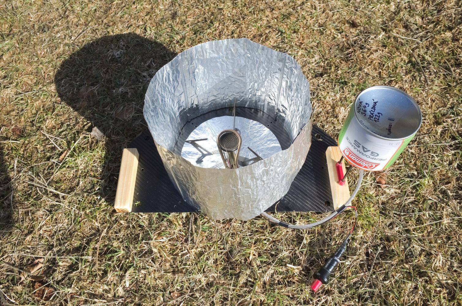 Stove with windscreen